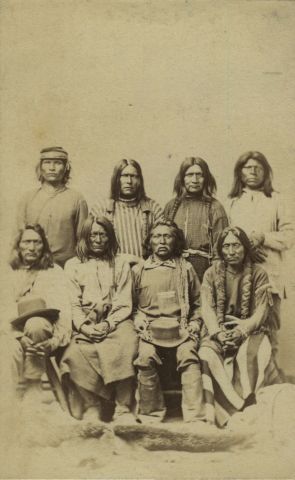 Null 野蛮的奥廷格。印第安人群体，约1865年。复古的蛋白印刷品，8.9 x 5.5厘米，安装在纸板上。纸板背面印有："萨维奇和奥廷格/大盐湖城/犹他州 "&hellip;