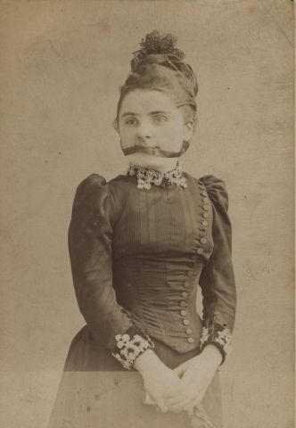 Null 加布里埃尔-邦帕尔，女谋杀犯，所谓的 "血衣箱 "案，1890年。相册打印，12.3 x 8.5厘米，粘贴在纸板上。穿过模特脸部的丝带是她头纱的边缘。&hellip;