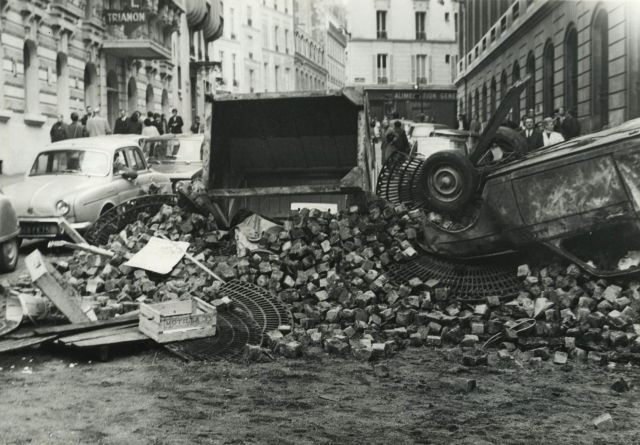 Null 不明身份的摄影师。1968年5月，巴黎，二十九张损坏的照片。复古银版画，约11.5 x 16.8厘米。