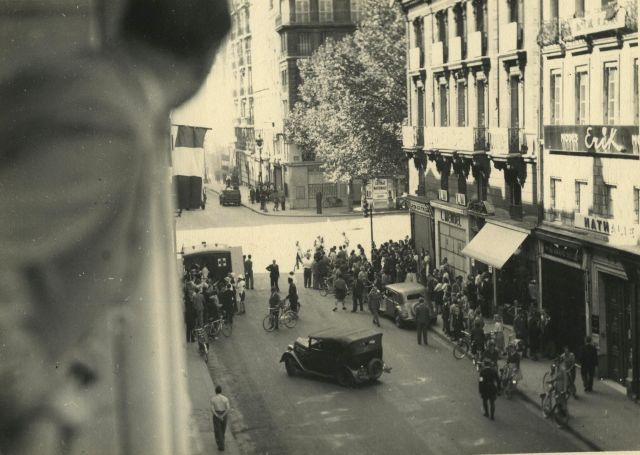 Null 不明身份的摄影师。巴黎的解放，11张照片，1944年8月19日至26日。复古银版画，约12 x 17厘米（10）和17.9 x 24.1厘米（1）。附&hellip;