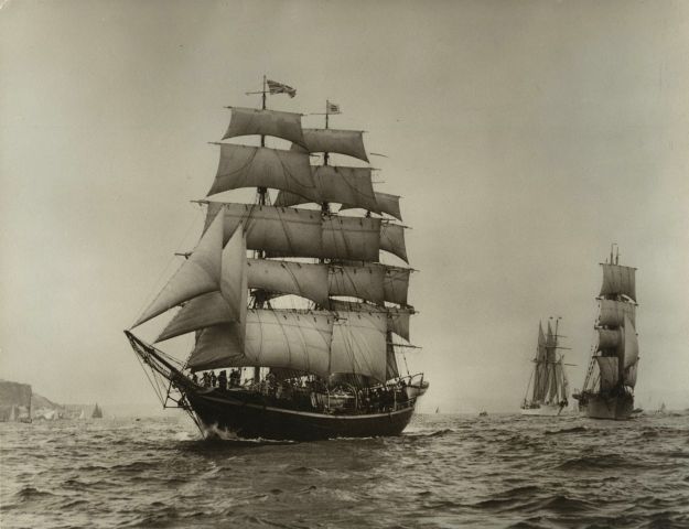 Null 考斯的BEKEN。约1930年的帆船。复古银版画，22.9 x 28.1厘米，摄影纸23.3 x 28.5厘米。印刷品右下方有签名："Beken so&hellip;