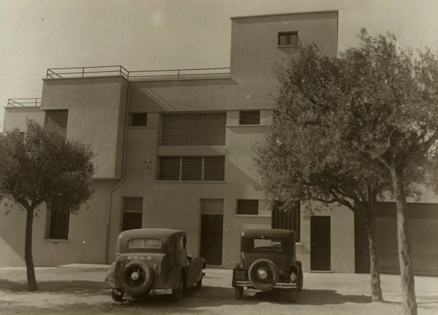 Null 不明身份的摄影师。建筑，1934-1960年，二十六（26）张在建或已完工的建筑照片（10）和计划（16）。复古银版画，约12.5 x 17厘米。这些&hellip;