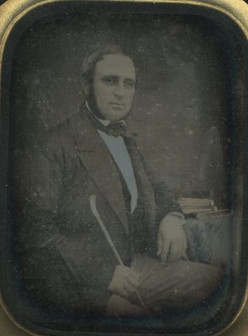 Null 
不明身份的摄影师。拿着烟斗的男人的肖像，1842年。年代的达盖尔照相术，视图9 x 7厘米，装在15.2 x 12.7厘米的支架上。背面有手写说明：&hellip;