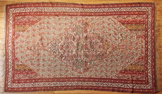 Null Senneh地毯，象牙色背景上的大型中央菱形徽章上有丰富的花卉和造型鸟类装饰。

20世纪初

200 x 130 cm

出处：热拉尔-哈杰尔的前收&hellip;
