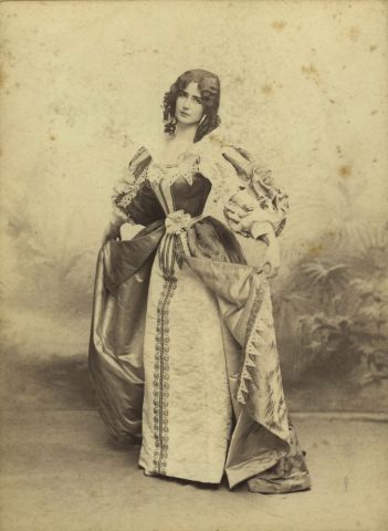 Null BARY. Cléo de Mérode, around 1900. Albumen print 14,2 x 10,3 cm pasted on a&hellip;