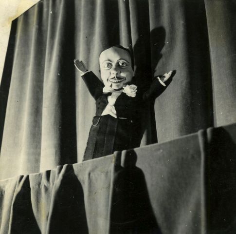 Null 不明身份的摄影师。十八（18）张约1950年的木偶照片。复古银版画，约9 x 9厘米。缺陷：有胶水和处理的痕迹。包括：五（5）张彩色胶片照片，自动染色&hellip;