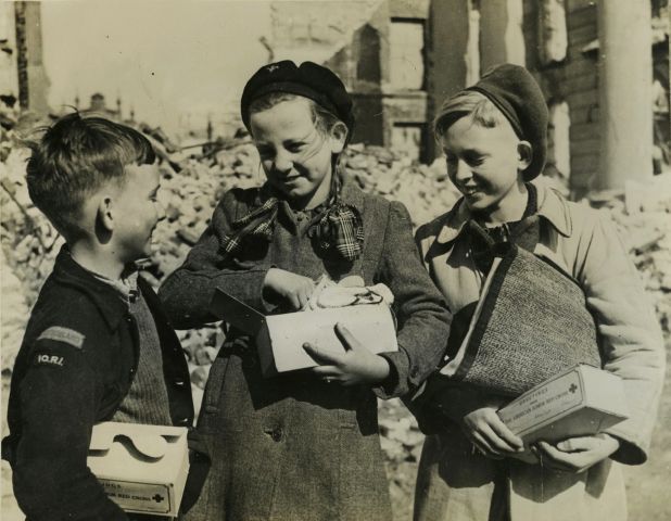 Null 海泽尔-金斯伯里（1907-1982）。荷兰，由美国红十字会援助的人口，1944或1945年。三个时期的银版画，每个约16.5 x 21.5厘米，用1&hellip;