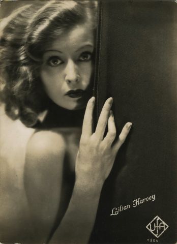 Null 不明身份的摄影师。莉莉安-哈维的画像，1930年。复古银版画，23 x 16.5厘米。背面有U.F.A.湿邮票和德文说明，用于宣传电影 "Les ch&hellip;