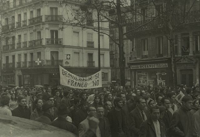 Null 不明身份的摄影师。9张巴黎示威的照片，包括3张西班牙反佛朗哥左派的照片，1969年。复古银版画，每幅约10.5 x 15.5厘米。每幅画的背面都有手写&hellip;