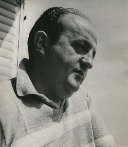 Null Izis BIDERMANAS（1911-1980）。伯纳德-布利尔的肖像，约1960年。复古银版画，24.4 x 21厘米。背面有摄影师的湿印章：P&hellip;
