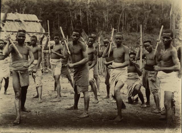 Null 
不明身份的摄影师。马达加斯加的殖民生活，1898-1906。125张围绕纳尼萨纳农业和养蚕学校（养蚕）以及伊沃洛纳站的时期照片。这套作品以包含99张&hellip;