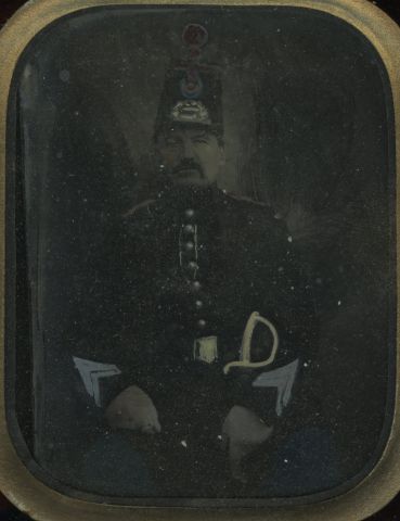 Null 不明身份的摄影师。一个穿制服的人的肖像，1861年。复古的凹版印刷品，彩色的，展出时间为9.1 x 6.8厘米。背面有手写的说明，部分被擦掉："L'a&hellip;