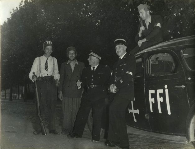 Null Robert DOISNEAU (1912-1994). F.F.I. Durante la Liberación de París, 19-26 d&hellip;