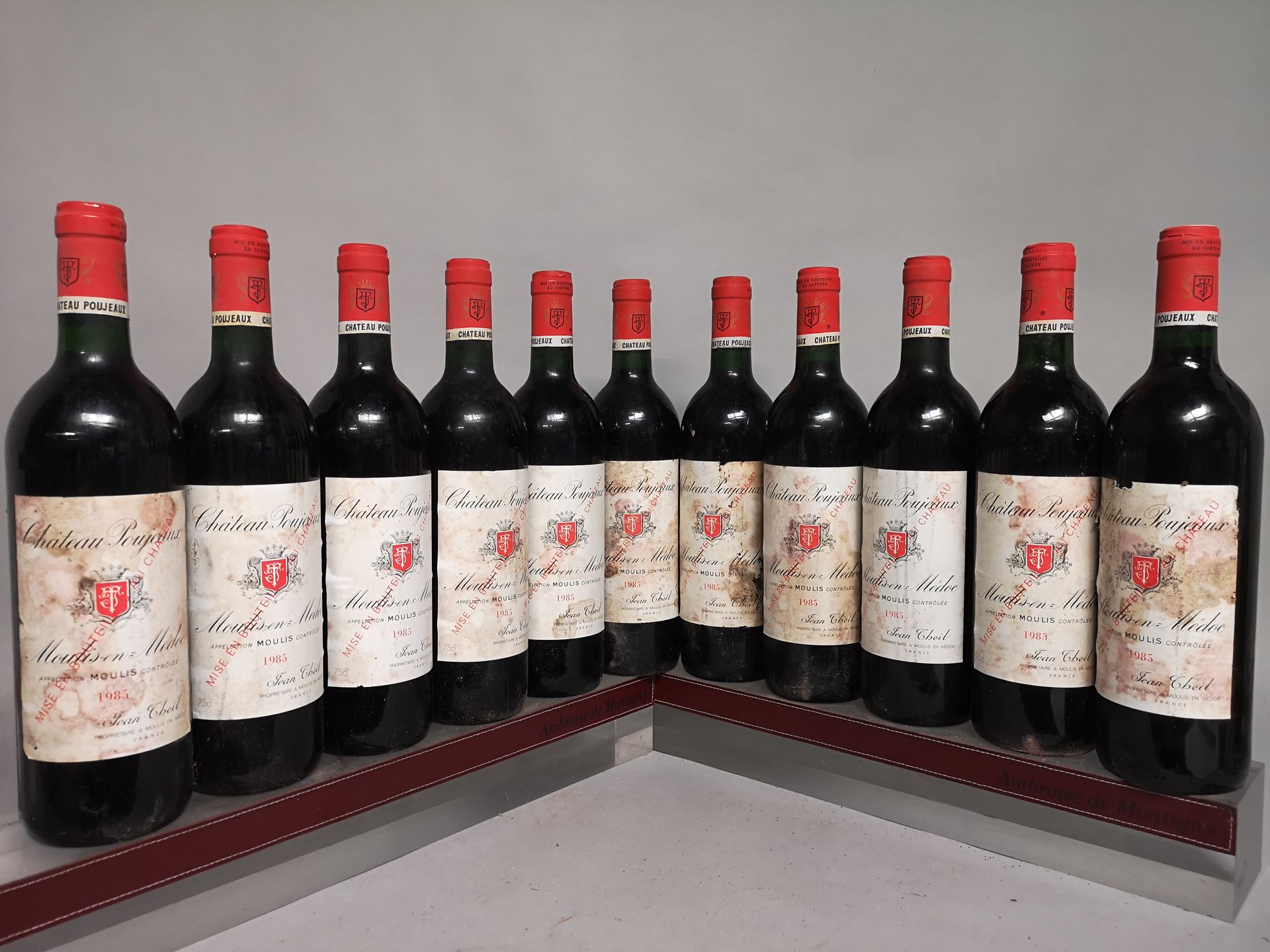 Null 11 bouteilles Château POUJEAUX - Moulis 1985

Etiquettes tachées. 2 niveaux&hellip;