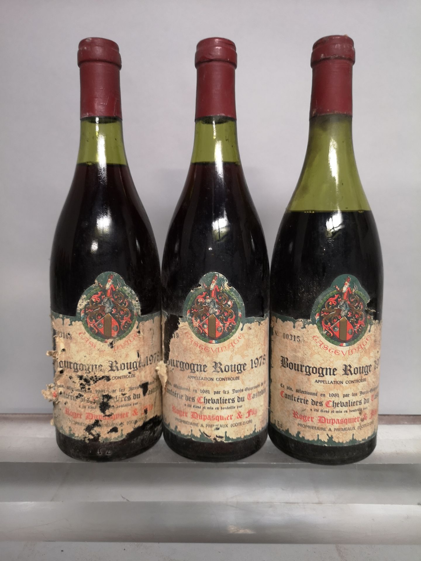 Null 3 bouteilles BOURGOGNE rouge - Roger DUPASQUIER 1978 

Etiquettes abîmées. &hellip;