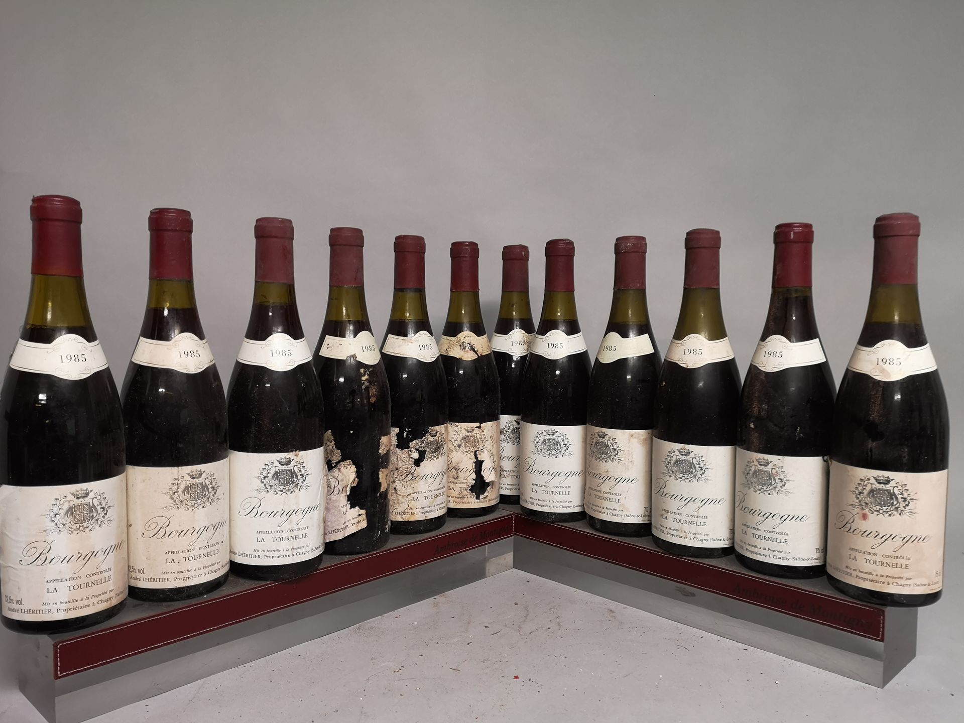 Null 12 bouteilles BOURGOGNE "La Tournelle" - André L'HERITIER 1985 

Etiquettes&hellip;