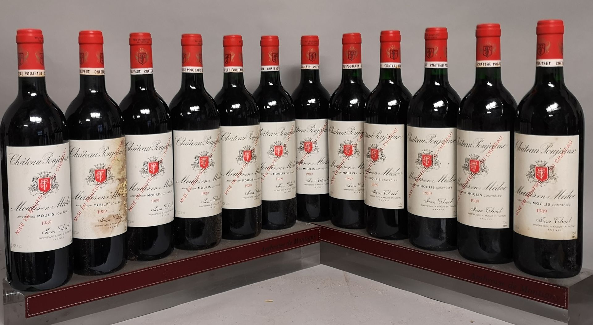 Null 12 bouteilles Château POUJEAUX - Moulis 1989 

Etiquettes légèrement tachée&hellip;