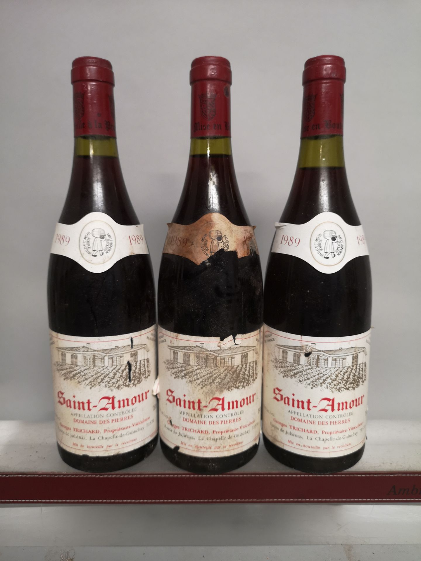 Null 3 bouteilles SAINT AMOUR "Domaine des Pierres" - G. TRICHARD 1989 

Etiquet&hellip;