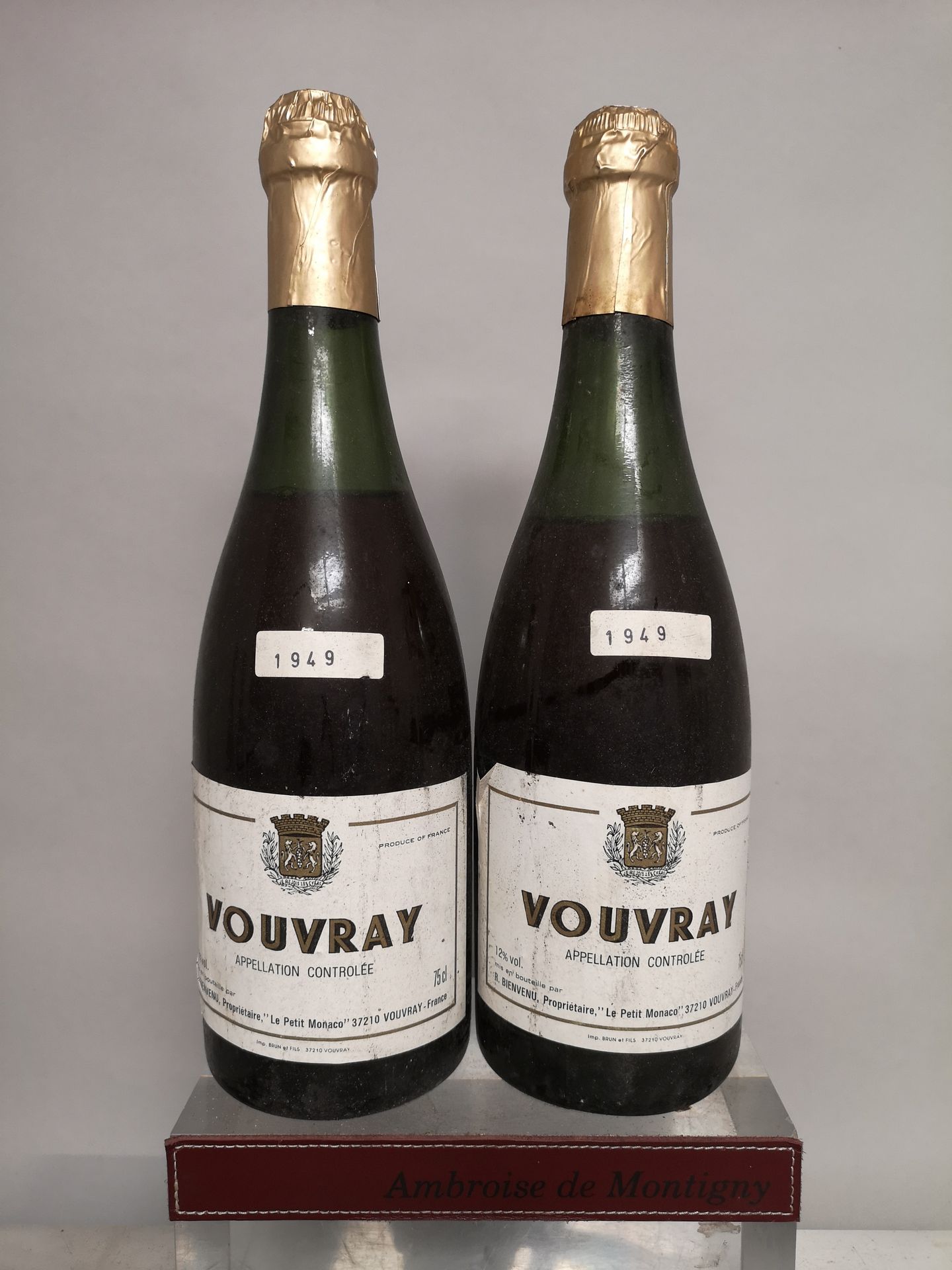 Null 2 bouteilles VOUVRAY "Le Petit Monaco" - R. BIENVENU 1949 

Etiquettes légè&hellip;
