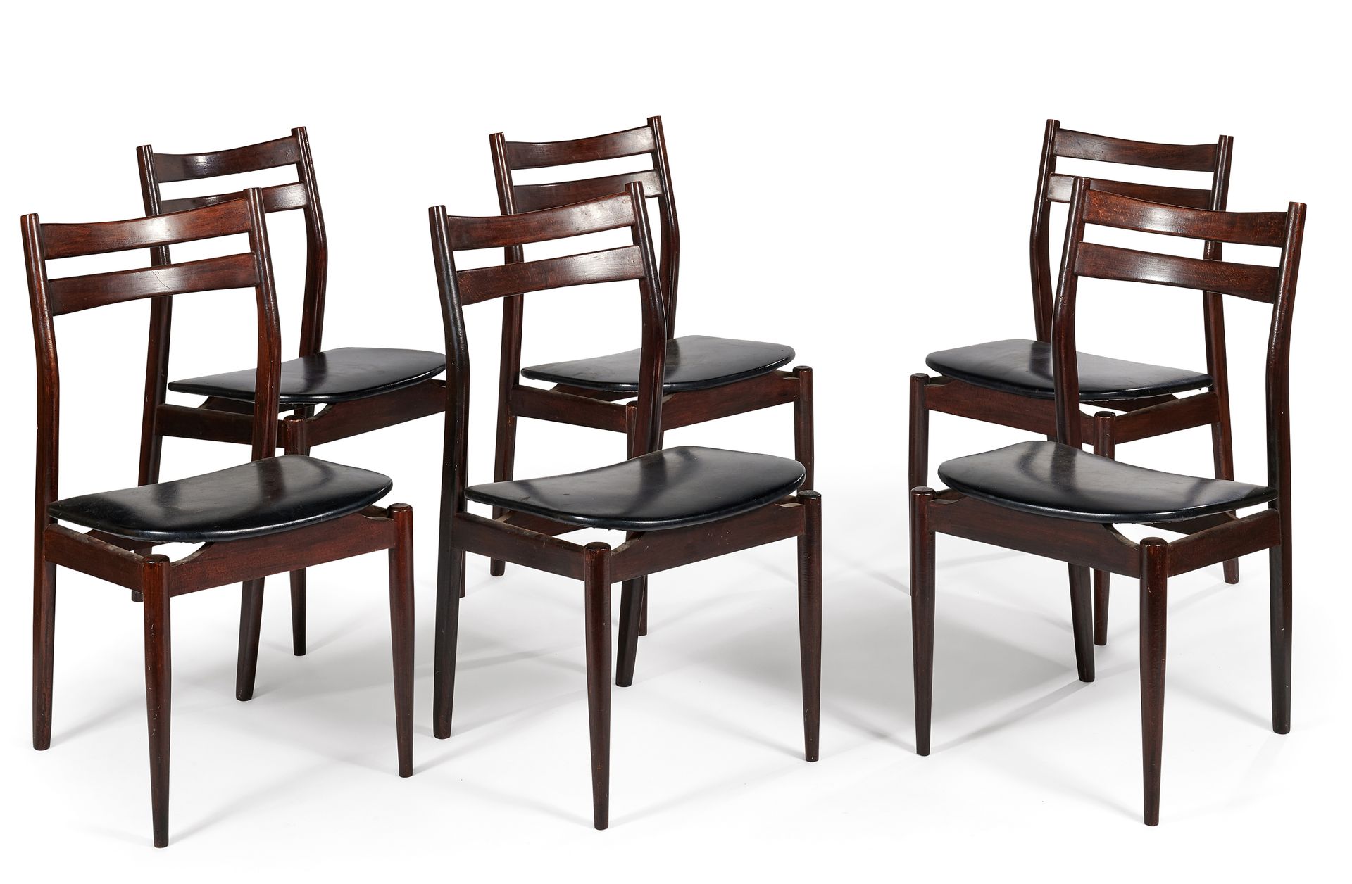 Null 
一套六把斯堪的纳维亚椅子，采用异国情调的木材和黑色皮革软垫 
82 x 46 x 47厘米

磨损的