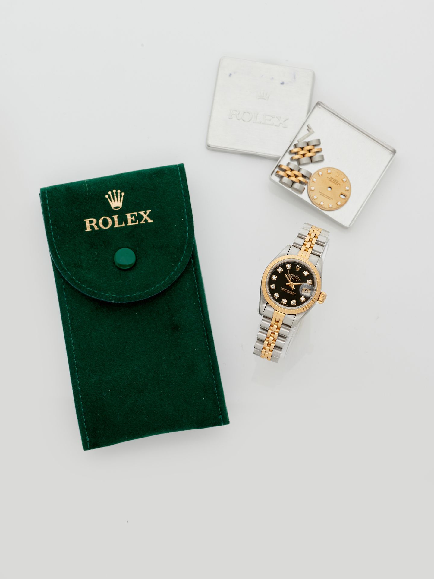 Null 
ROLEX




金和钢的女士腕表，型号为Oyster Perpetual Datejust 25毫米，黑色表盘镶钻。有签名和编号的。绿色天鹅绒劳&hellip;
