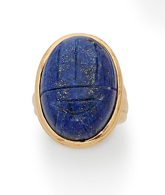 Null 
Bague en métal doré ornée en son sommet d'un scarabée en lapis-lazuli 

Us&hellip;