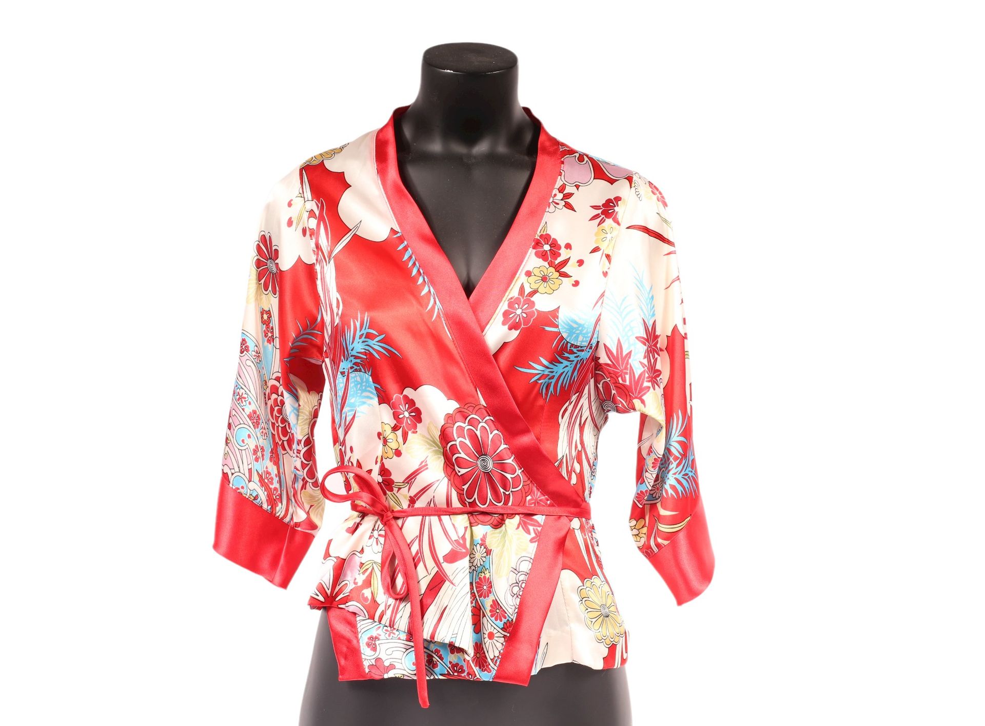 Null * ANÓNIMO

Seis chaquetas de kimono de poliéster