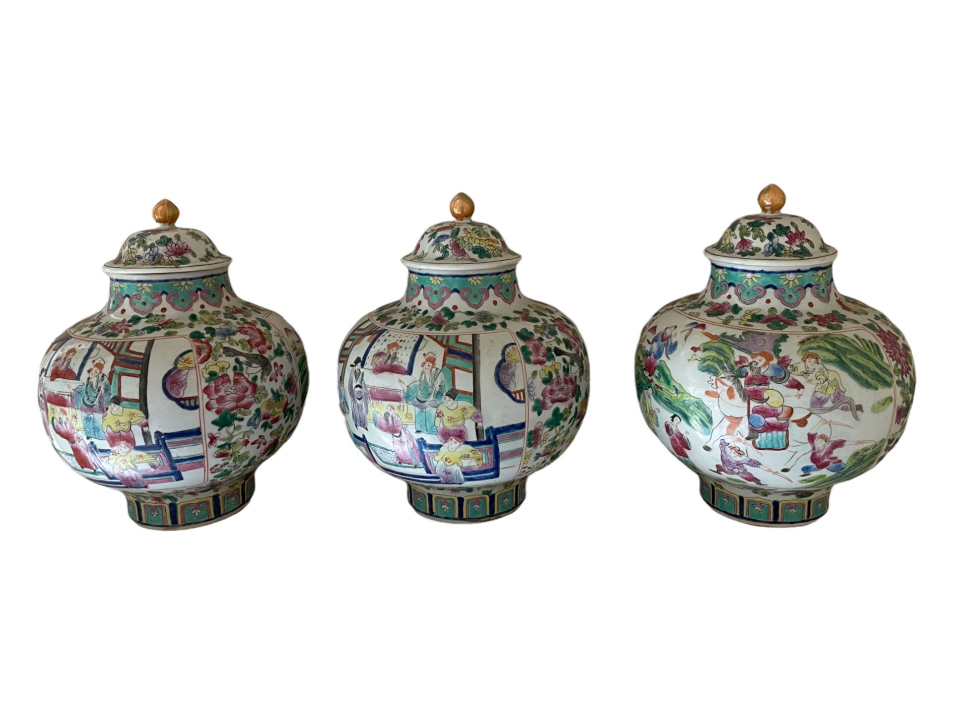 Null * China, siglo XIX 

Juego de tres macetas cubiertas con decoración policro&hellip;