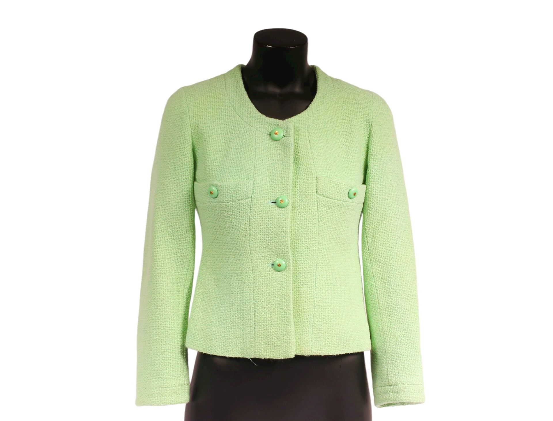 Null * CHANEL BOUTIQUE

Circa 1990 - 1995

Kurze Jacke aus mandelgrünem Tweed. 
&hellip;