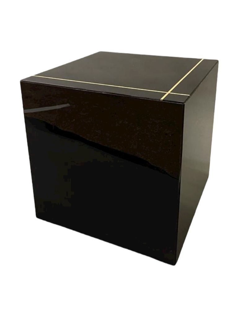 Null 皮尔-卡丹风格的黑色漆面立方体沙发，带金丝。

39 x 39 x 39厘米