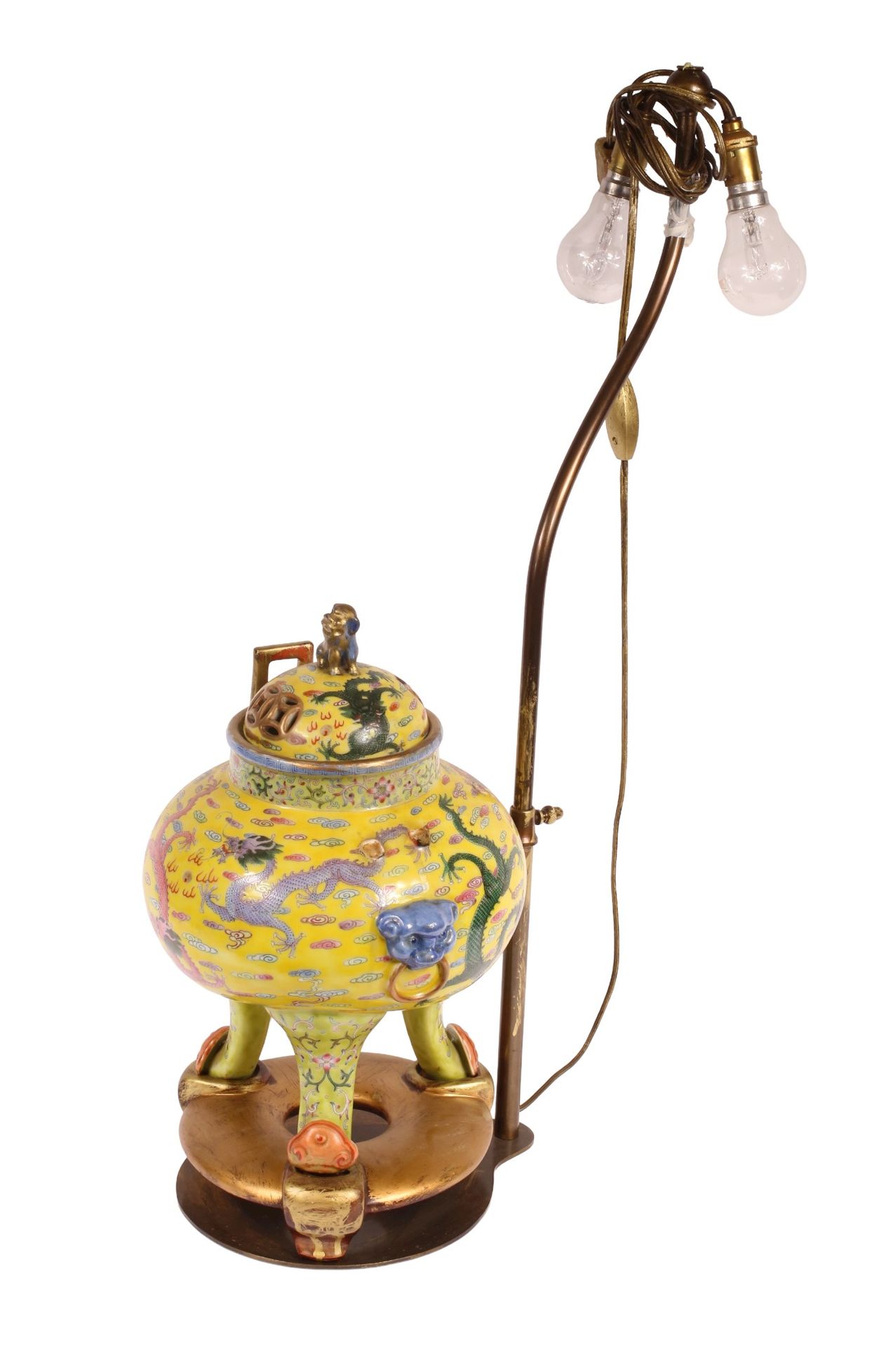 Null * 中国 - 约1900年

多色珐琅彩瓷器三足炉，炉身饰有七条龙，盖子上有两条龙，黄底云纹。两只手柄上有狮子头，脚为灵芝形状。背面有铁红的乾隆六字篆&hellip;