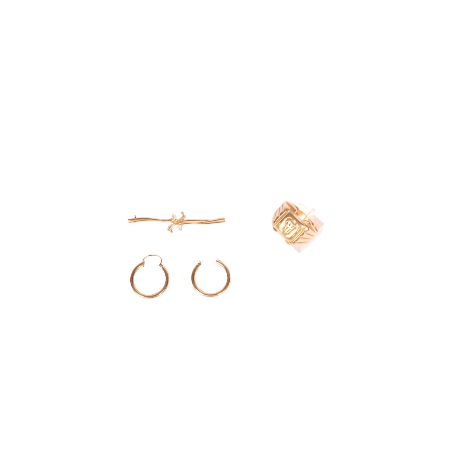 Null Lot in yellow gold 18K 750/000 comprising : 

- elements of creoles

- barr&hellip;