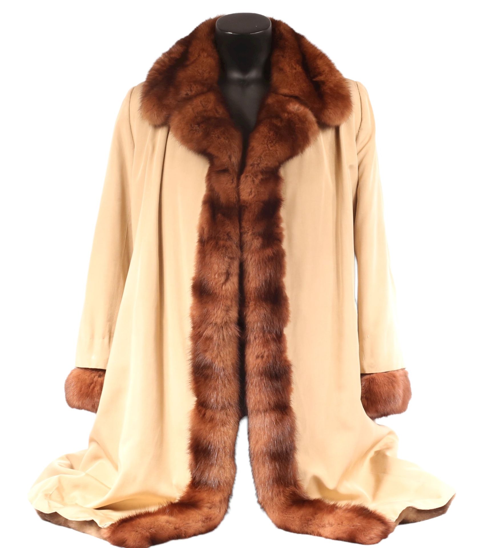 Null * RAD 

White mink coat with three quarter sleeves

We joined a cloth coat &hellip;