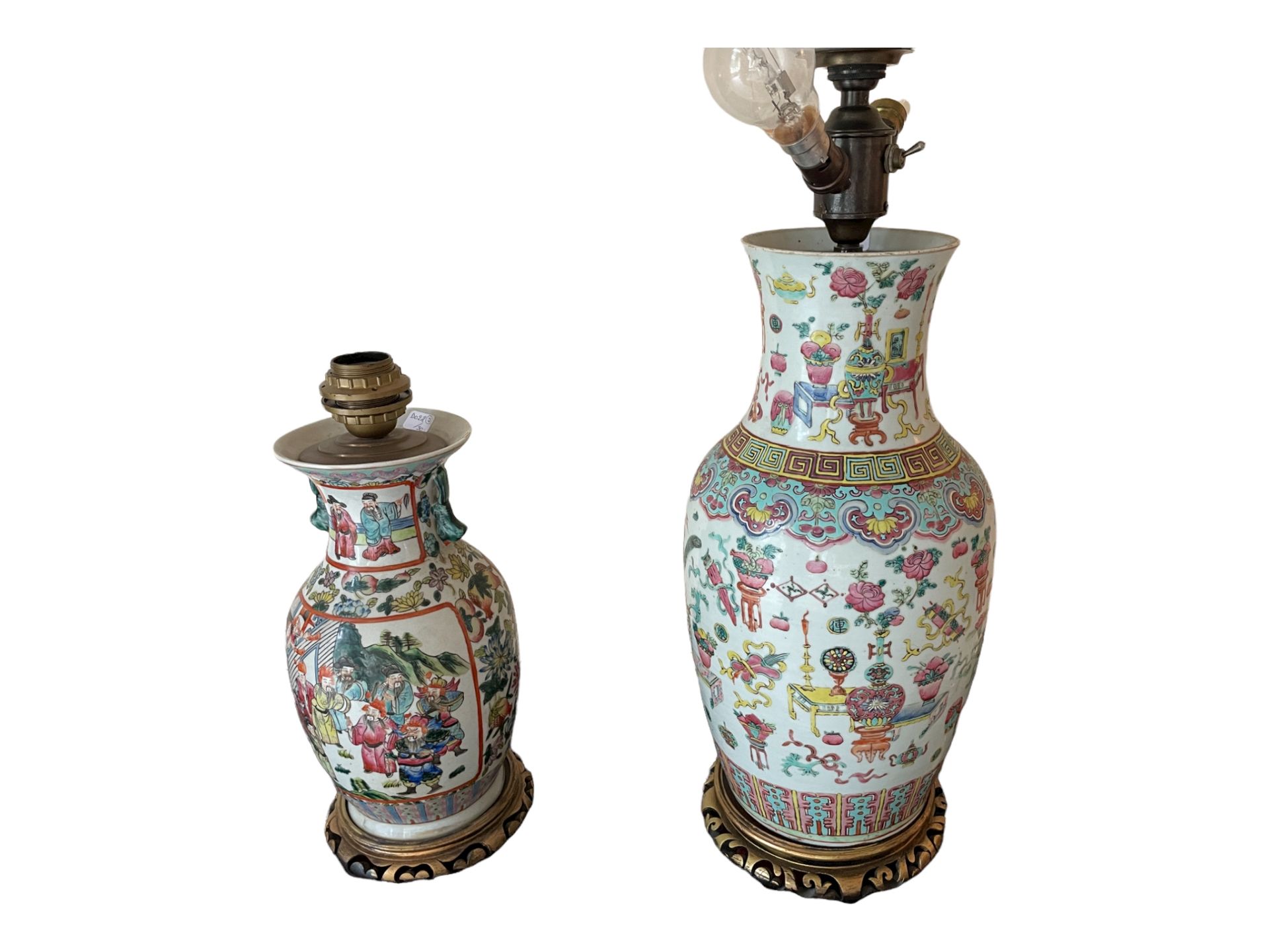 Null * 中国，19世纪

一套两个瓷瓶，带有绿色和粉色家族珐琅的味道的多色装饰

H.34和44厘米

穿孔的底部