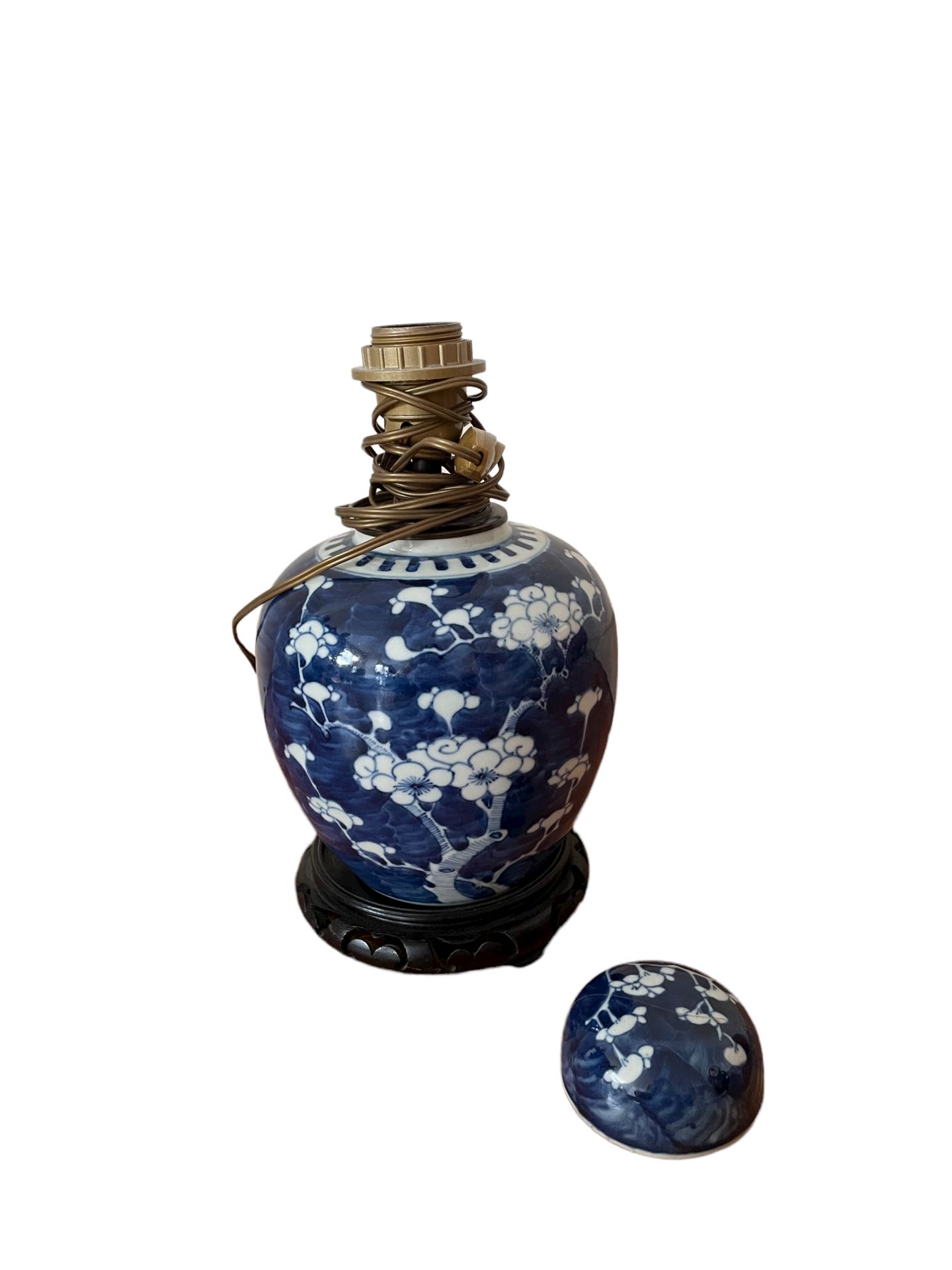 Null 中国

瓷器花瓶和盖子，釉下青花装饰

用双圆圈标记的

改编自一个灯座

高度：18厘米

盖子破了，又粘上了