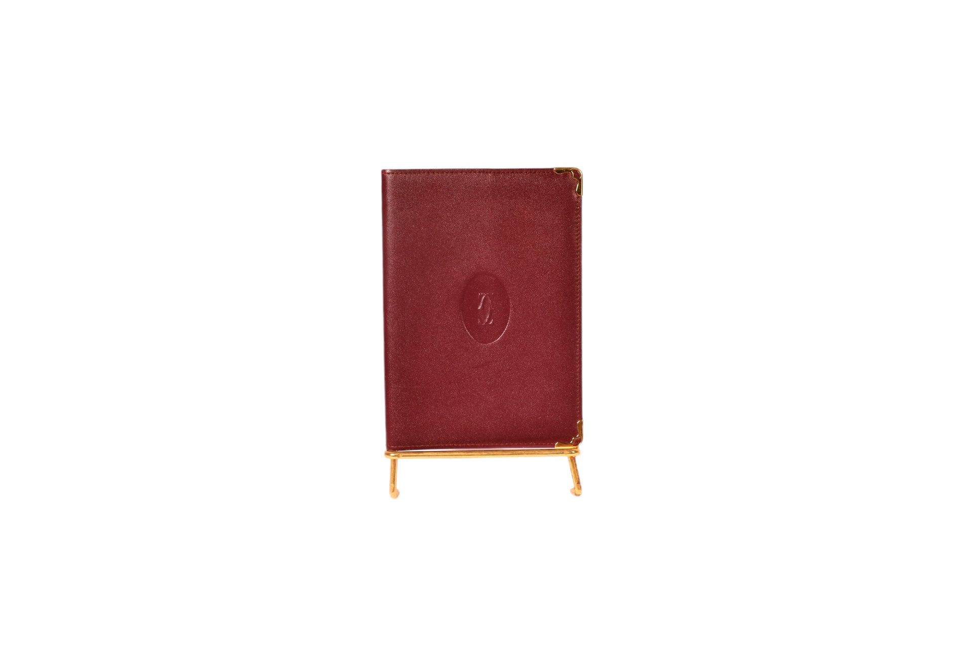 Null * Cartier paris

棕色盒子里的护照尺寸封面，镀金金属角

14 x 10 cm
