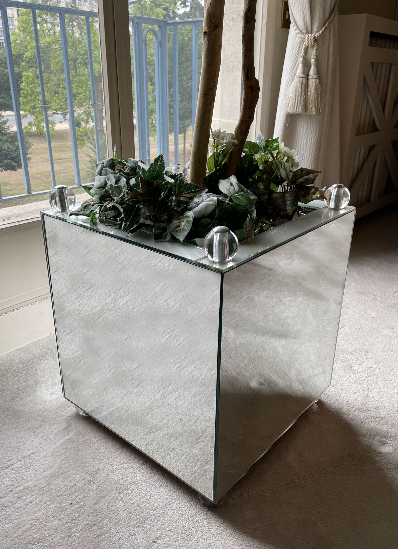 Null * Planter with mirror plated fronts 

Modern work 

54,5 x 46 cm