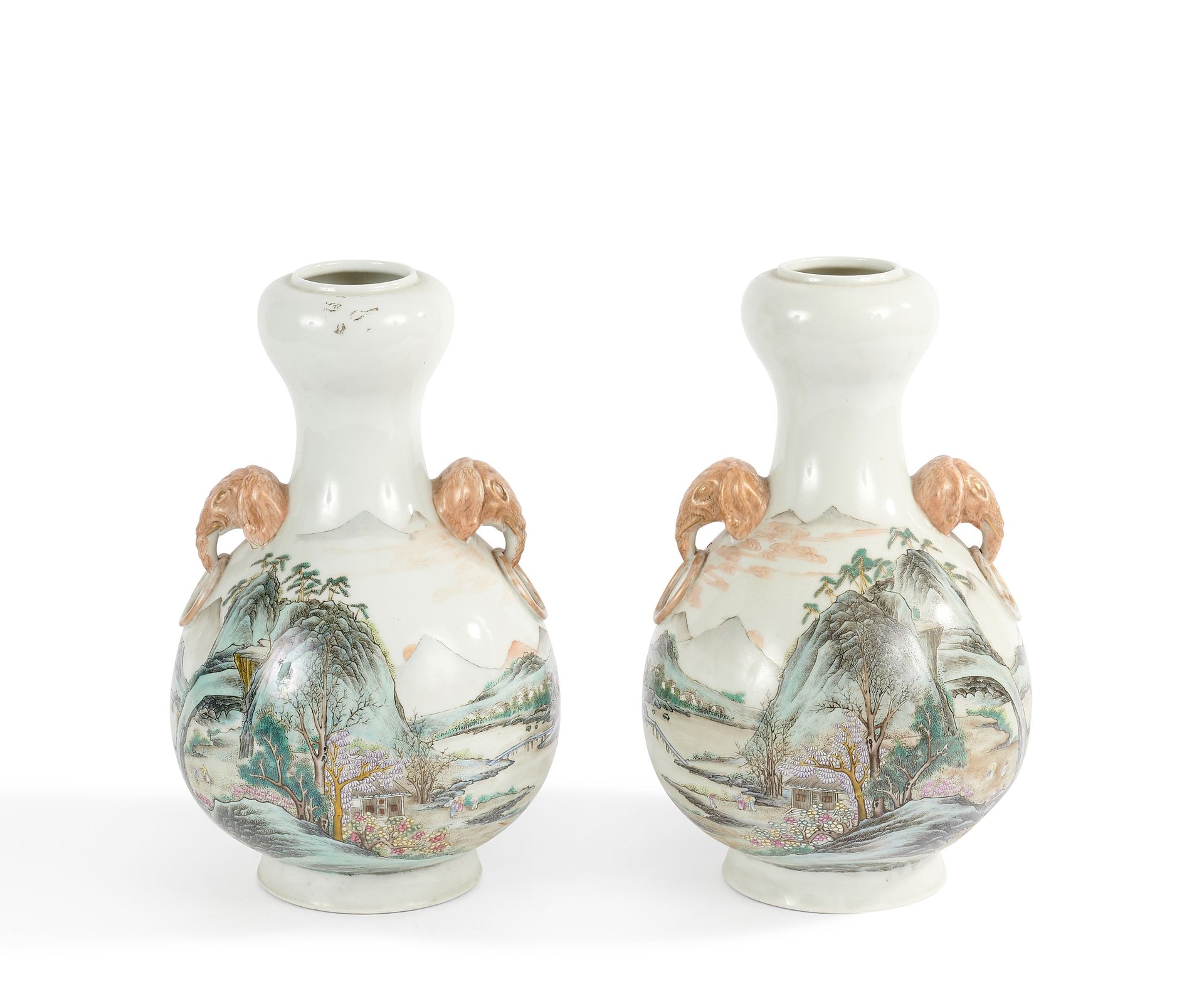 Null * 中国--民国时期--明国（1912-1949）。

一对多色珐琅彩花瓶，装饰有湖泊景观。两个大象头形式的把手，支撑着把手。

底座的背面有铁红色的&hellip;