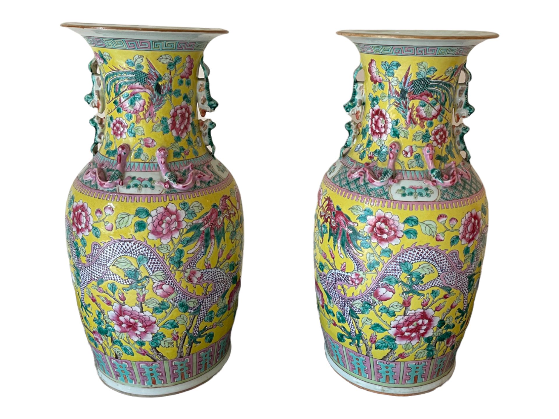 Null * 中国，19世纪

黄底多色珐琅彩花龙图案瓷瓶一对

H.44厘米