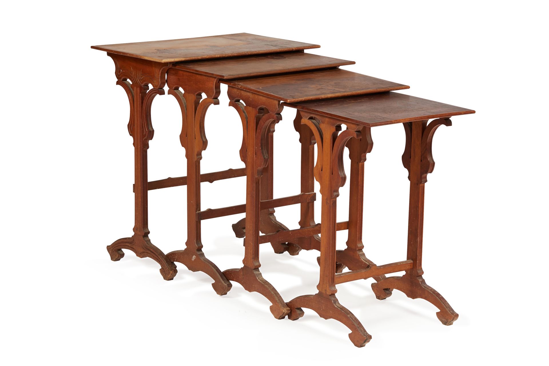 Null 埃米尔-加勒 (1846 - 1904) 
	胡桃木和不同木种镶嵌的四张嵌套桌，有长方形的桌面和侧腿，上部有风格化的蓟草体，下部有两个弧形腿，由支架连&hellip;
