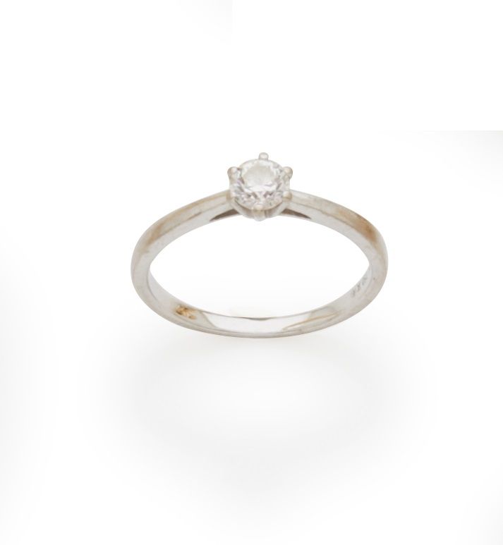 Null 18K白金单颗钻石戒指，明亮型切割钻石，重0.31克拉，G色，SI1净度 
毛重：2.2克 - TDD：50 
附有GIA证书