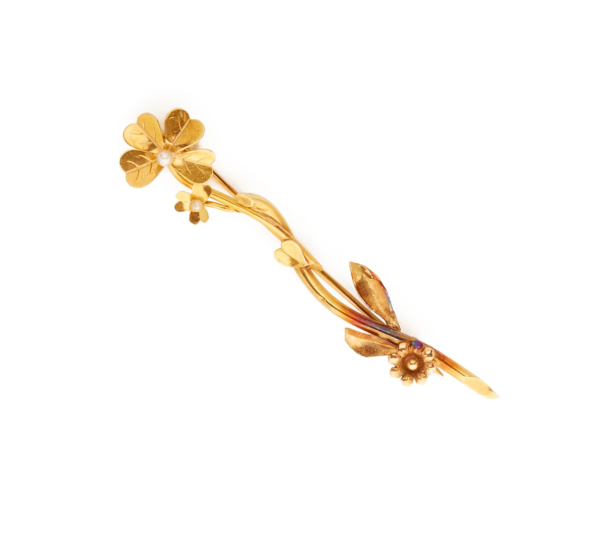 Null Set of two brooches in yellow gold 18K 750/000, one showing a clover at the&hellip;