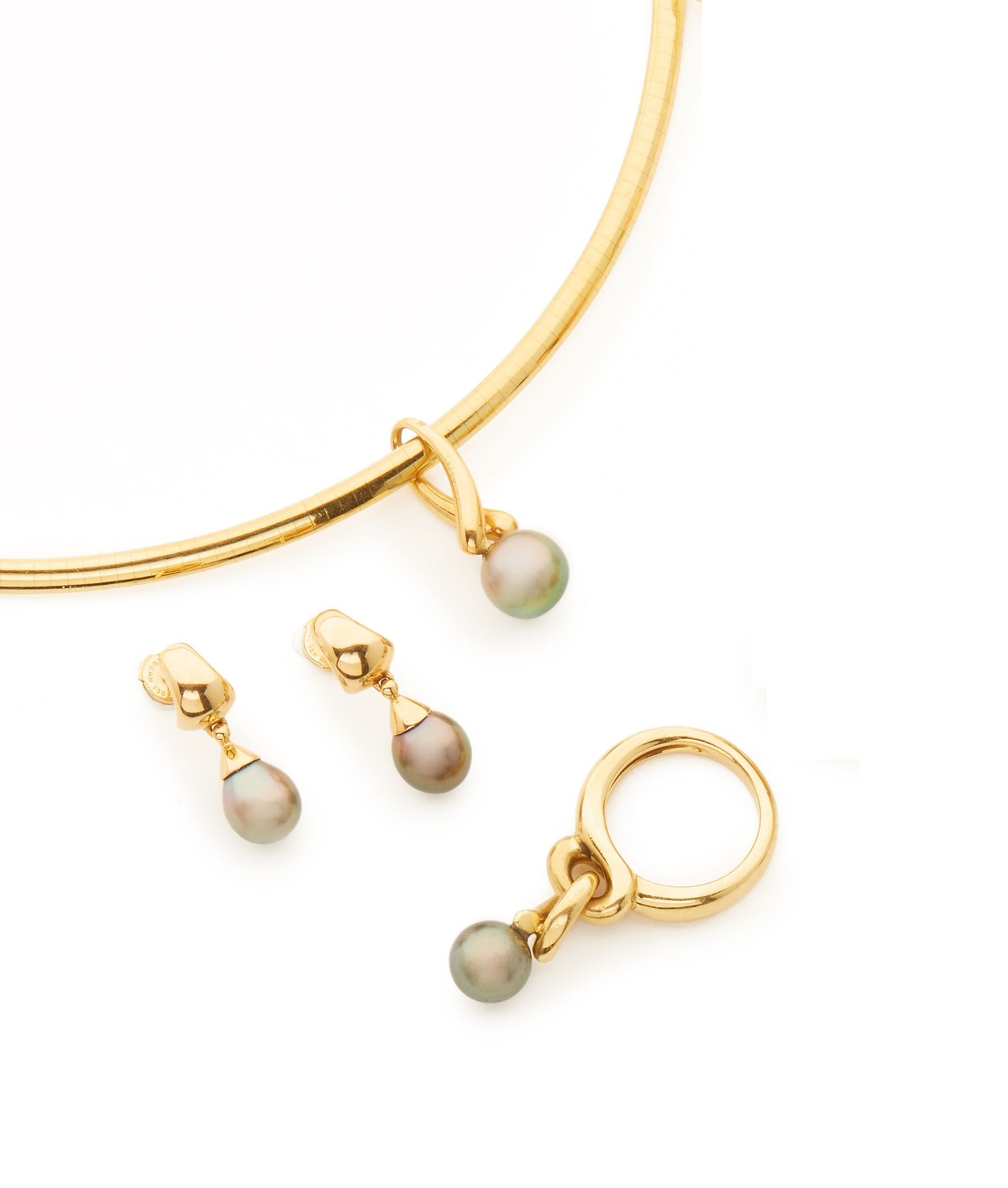 Null 茅伯辛 
18K黄金和珍珠套装包括：项链、耳环和戒指 
毛重：51.5克 
在一个案例中 - 文件