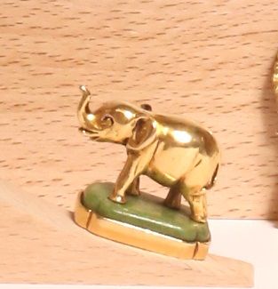 Null *18K黄金表扣，以玉石台面的大象为特色 
毛重：20克 - 2.3 x 2.5 x 1.3厘米