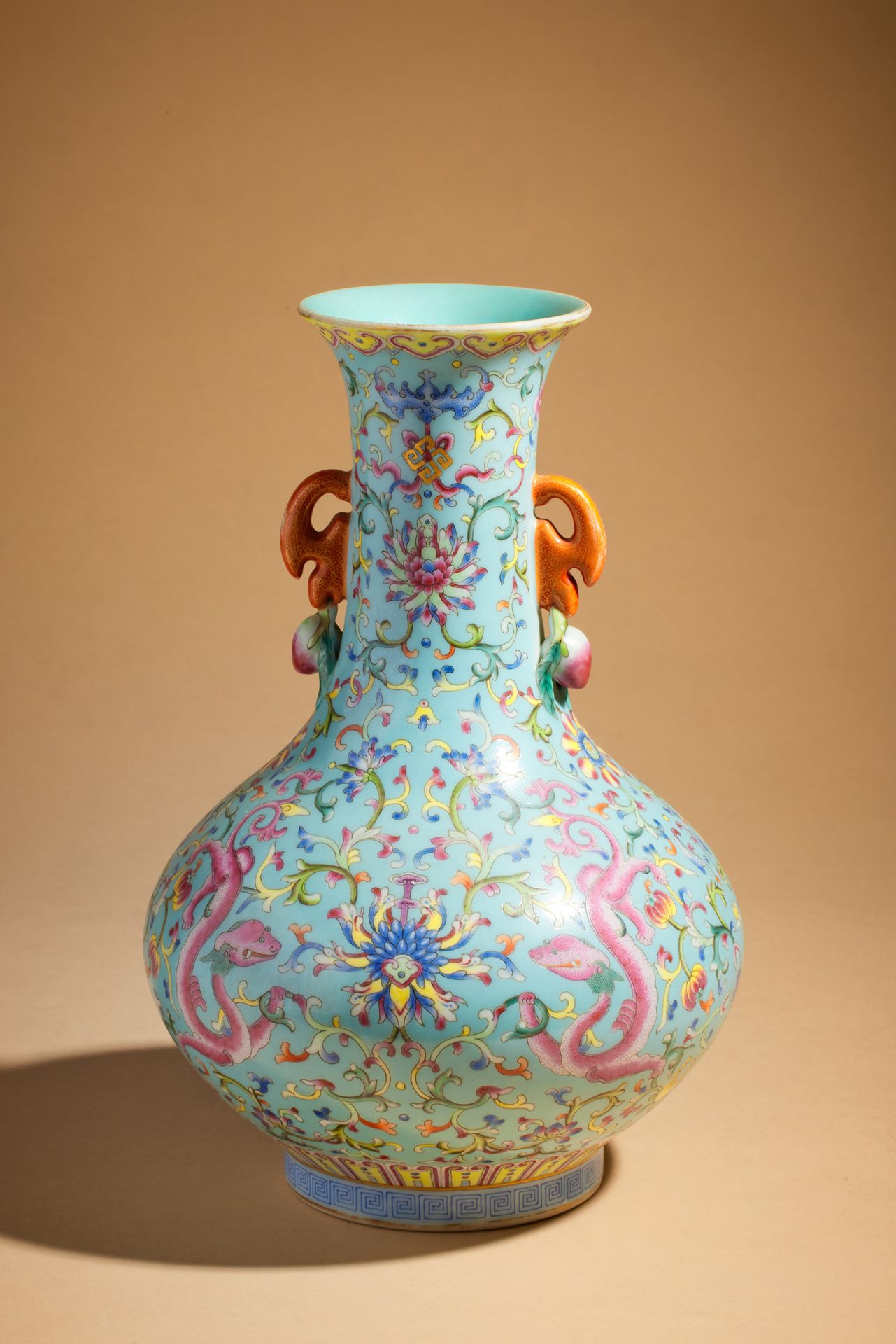 Null * CHINA - 20th century
Bottle-shaped porcelain vase enamelled in the famill&hellip;