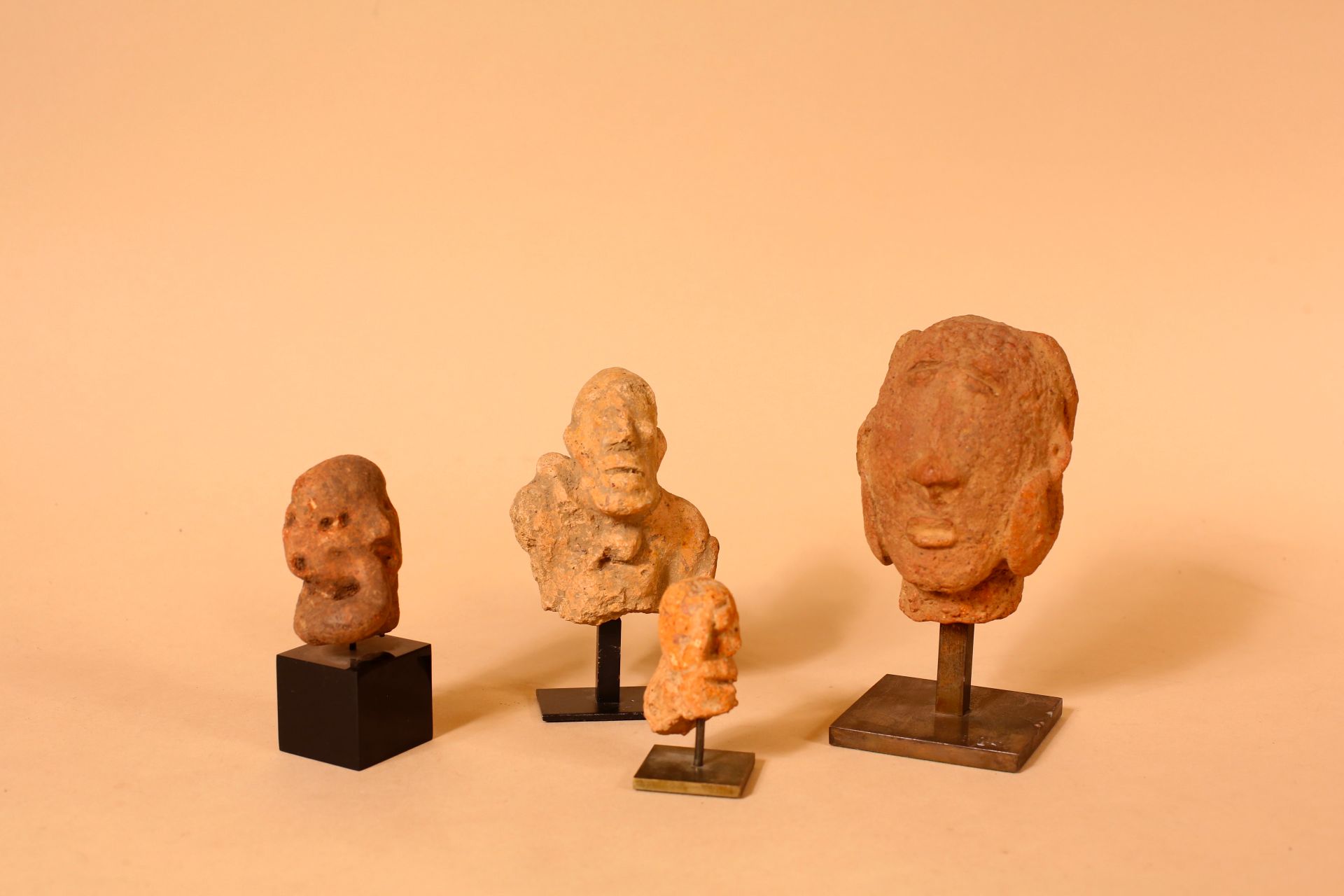 Null Lot of four anthropomorphic sculptures in terra cotta
H. 16, 13, 10, 7 Cm
O&hellip;