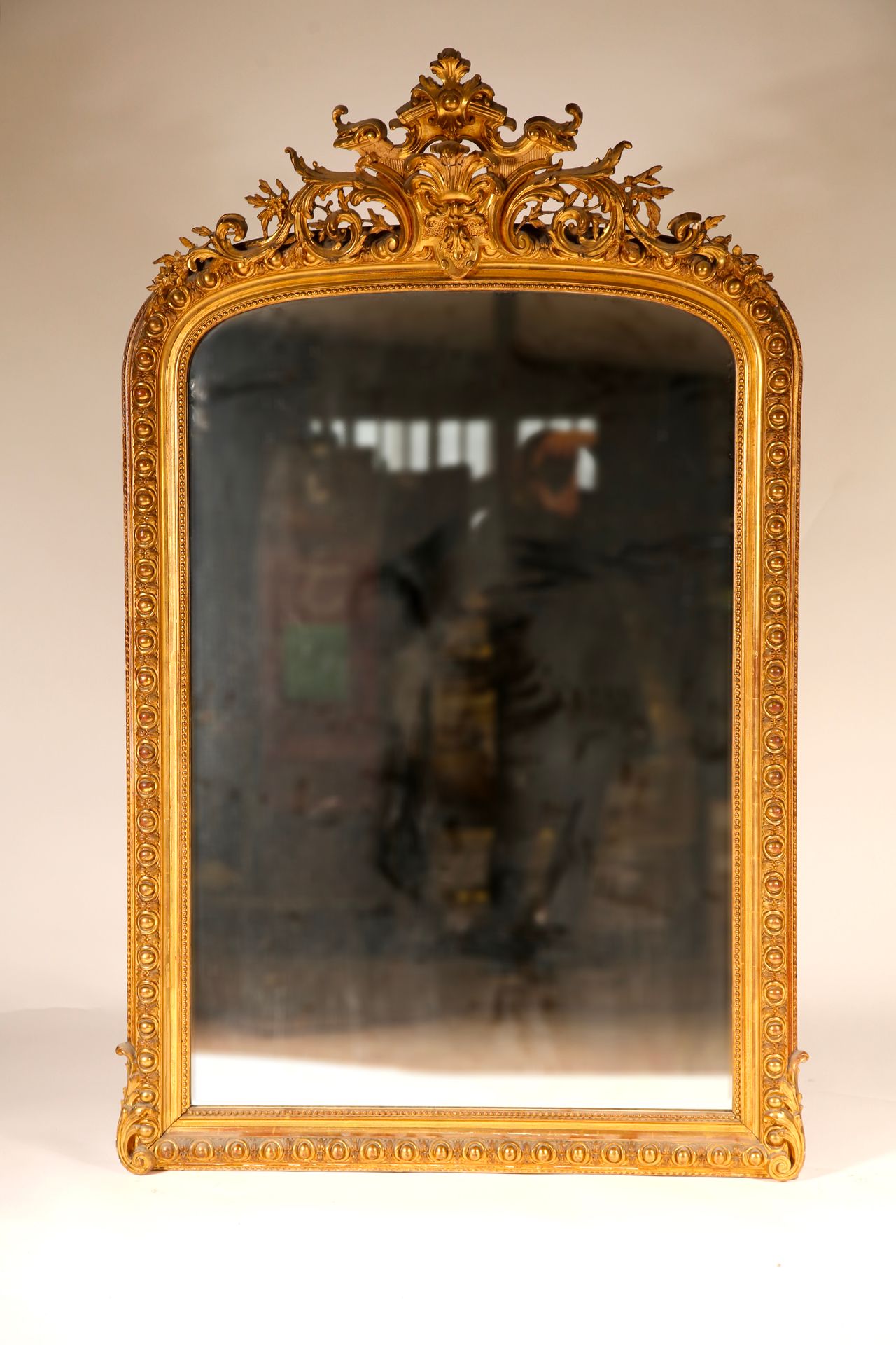 Null Miroir à fronton en bois et stuc doré à décor de volutes, agrafes et frises&hellip;