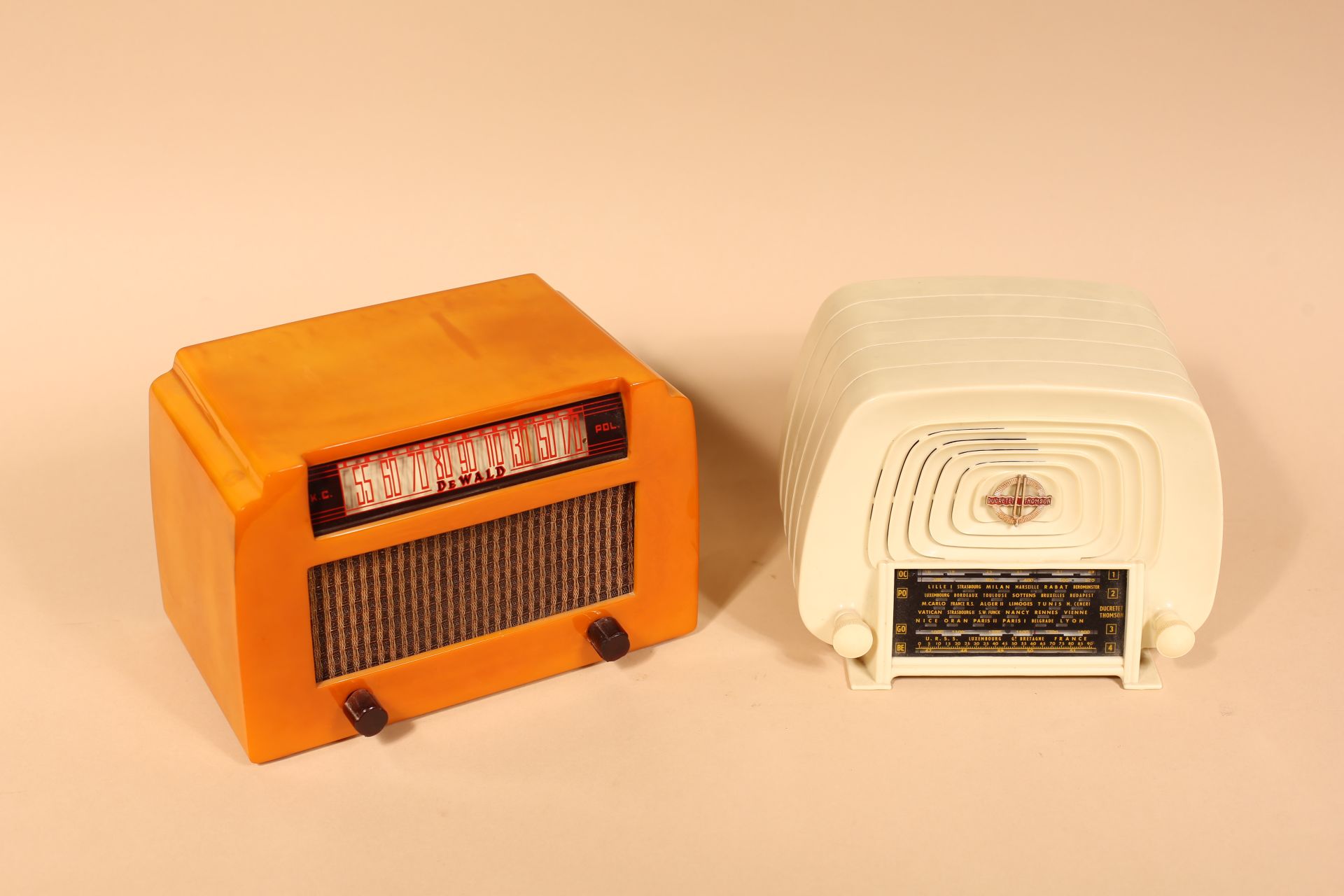 Null 一套两个收音机，包括: 
- 一台型号为L2523的Ducretet Thomson收音机
H.18 x W. 18 x D. 13 Cm 
- 一台&hellip;