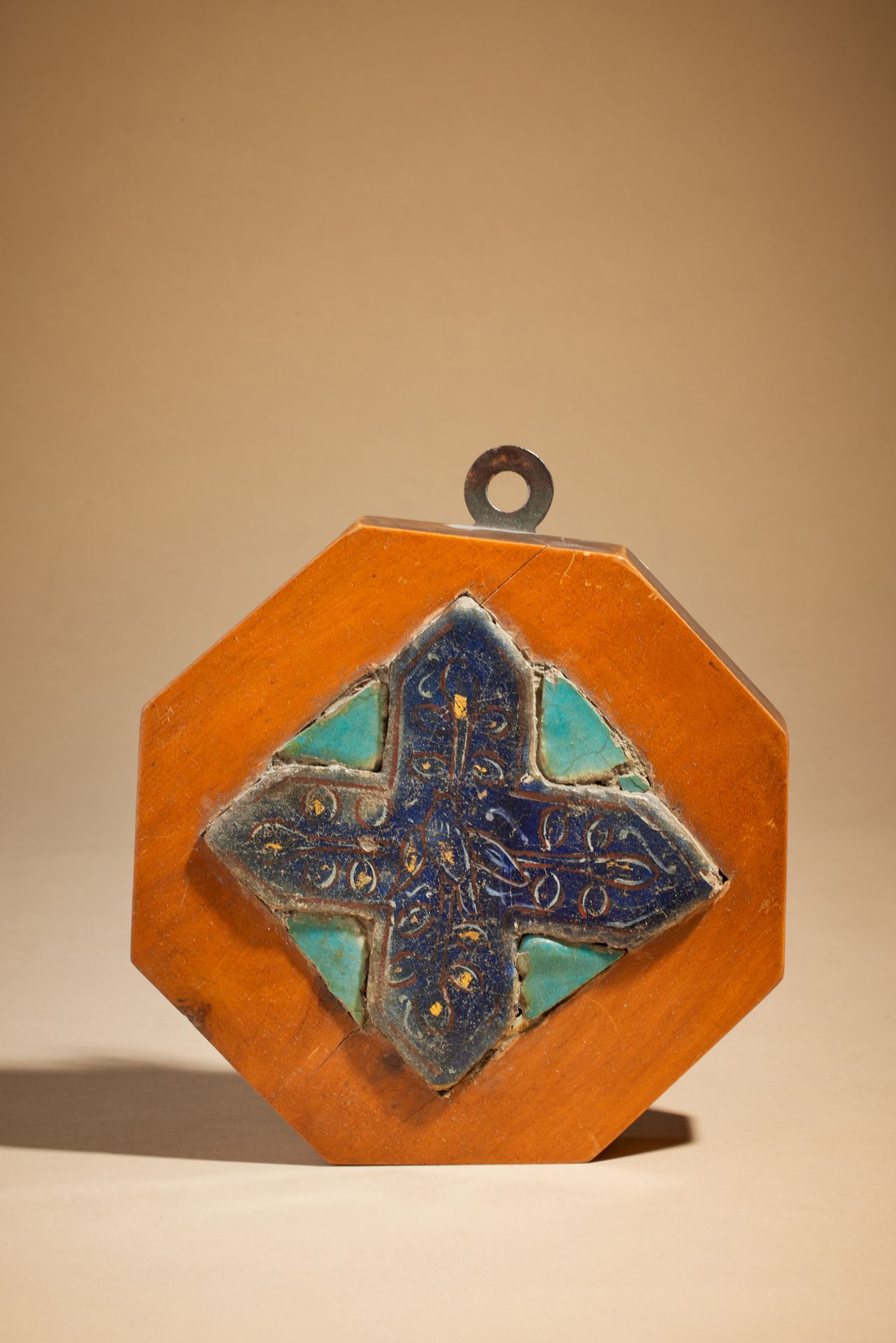 Null Croix en céramique lajvardina et fragments de carreaux à glaçure turquoise,&hellip;