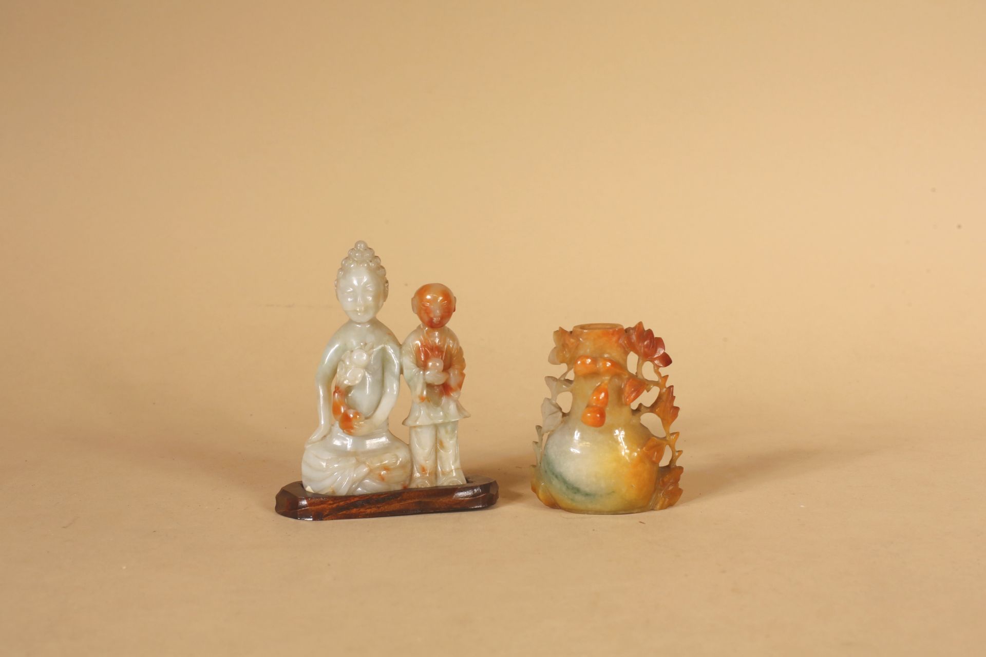 Null 中国 - 20世纪中期
两组青花瓷和铁锈色翡翠：一尊坐佛和一个小孩相伴，以及一个浮雕饰有叶子的双葫芦花瓶 
H.9.5和7厘米
花瓶的盖子不见了
